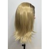 Polodlouhá blond syntetická paruka.