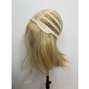 Polodlouhá blond syntetická paruka