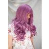Pastelově fialová vlnitá paruka s ofinou ze syntetických vlasů.