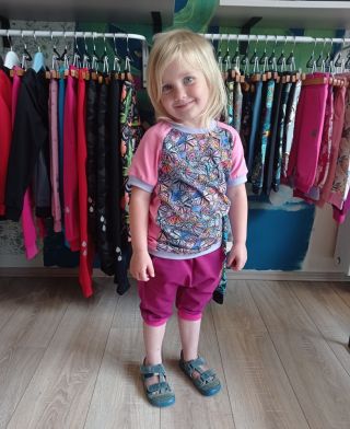 Kapka inspirace ✨ Sehnat vše na jednom místě? To u nás můžete! Co třeba ostružinové kraťásky ➕ tričko s motýlky? 🦋...