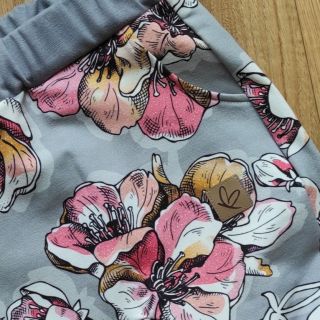 Kr(ať)ásky s třešňovými květy 🌸🌸🌸 Ušité z přírodního modalu. S kapsami na všechny letní ⛱️ poklady. Pro všechny krásky,...