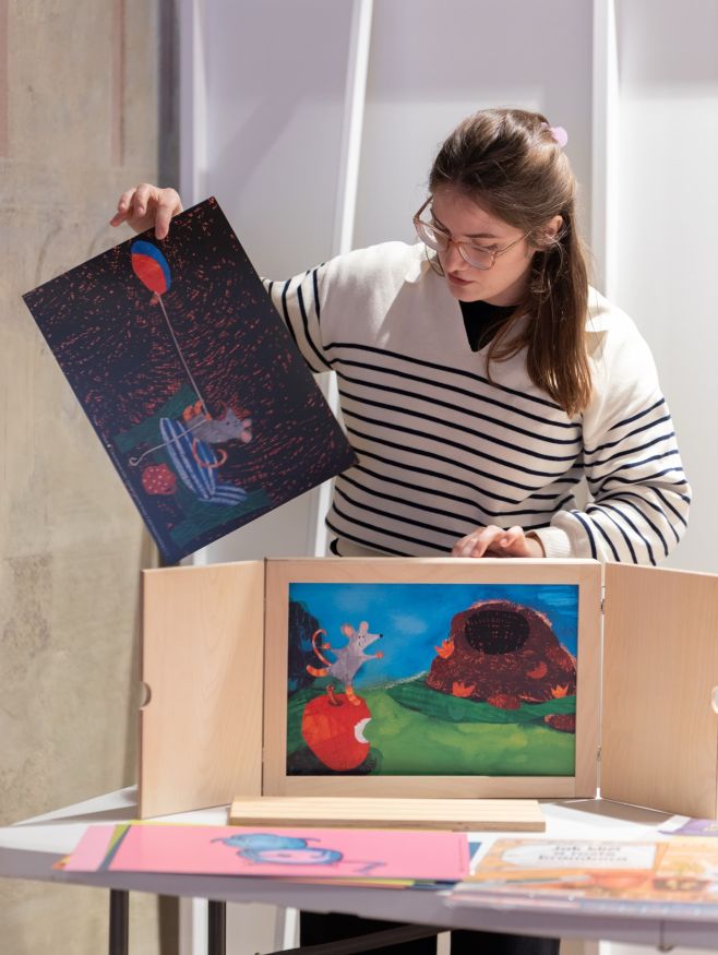 Jak zvládne myška dostat velké jablko do svého malinkého obydlí? 🍎 Oblíbenou pohádku autora a ilustrátora dětských knih...