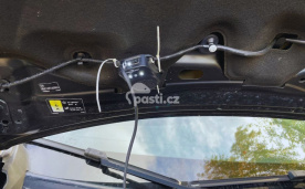   Plašič Weitech WK 0508 zavěšený na hadičce ostřikovače