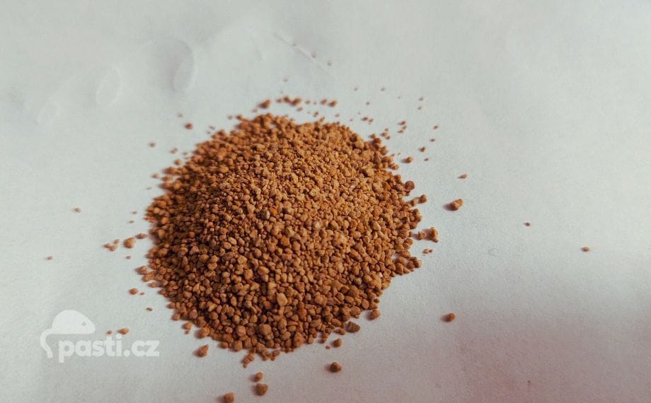 zoxidovana-zelena-skalice-rezava-barva