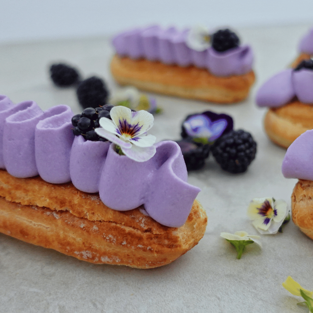Éclair s UBE, kokosem a ostružinami 💜