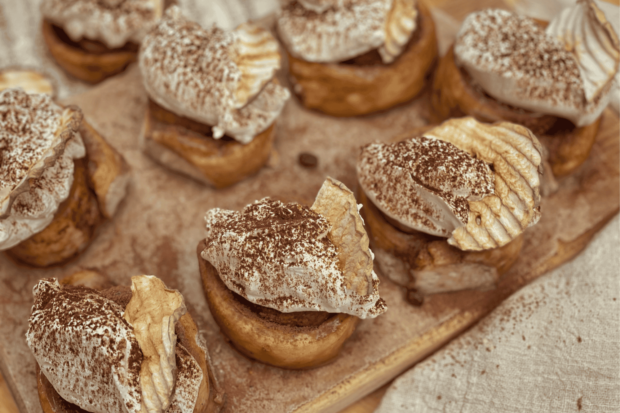 Skořicoví šneci s kávovým sirupem a smetanovou čepicí