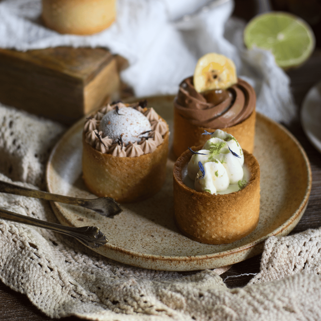 Inspirujte se Eliškou VI - Sladký bar: Tartaletky banán, karamel & čokoláda; hořká čokoláda & višně; kokos s citrusy