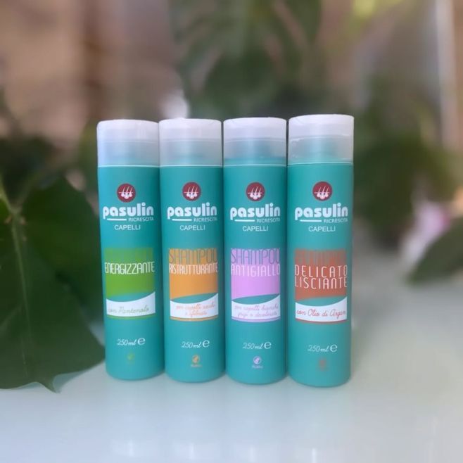 Jak mýt správně vlasy? Vlasy musí být umyty 2 x. Prvním mytím z nich spláchneme stylingové produkty, prach a jiné...