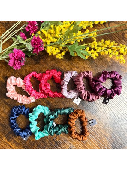 Někdy stačí maličkost, která změní úplně všechno. Tyhle ručně šité scrunchies gumičky nejsou jen módní doplněk – jsou malou každodenní radostí a zároveň jemnou péčí o vaše vlasy.