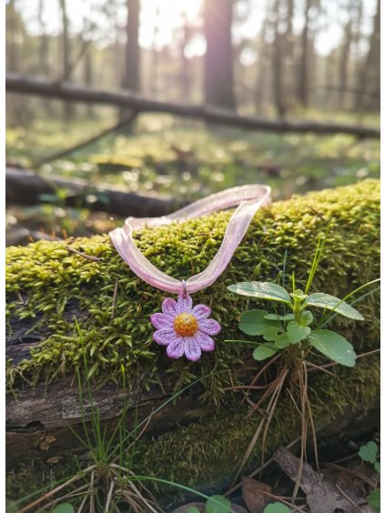 Náhrdelník Kopretina v různých barvách – šperk, který si zamilujete pro jeho lehkost, něhu a možnost vybrat si barvu, která nejvíc ladí k Vaší osobnosti.