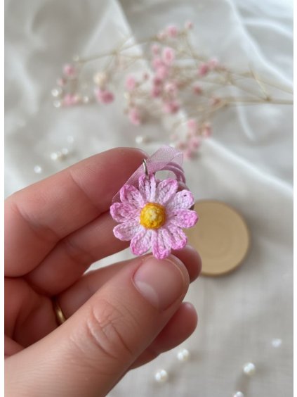 Styling Tip (konkrétní): Vyzkoušejte bílou variantu náhrdelníku k modrým letním šatům na ramínka – kontrast barev působí jemně a čistě. Růžová verze krásně vynikne k béžovému svetru a dodá outfitu romantický nádech. A pokud hledáte odvážnější kombinaci, červená kopretina na řetízku zazáří k malým černým šatům – dodá jim hravost a originální energii.