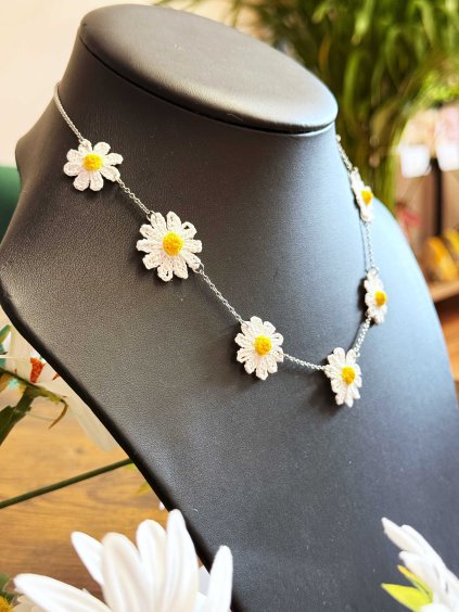 Dokonalý k letním outfitům - ladí k šatům, lnu i jemným barvám.