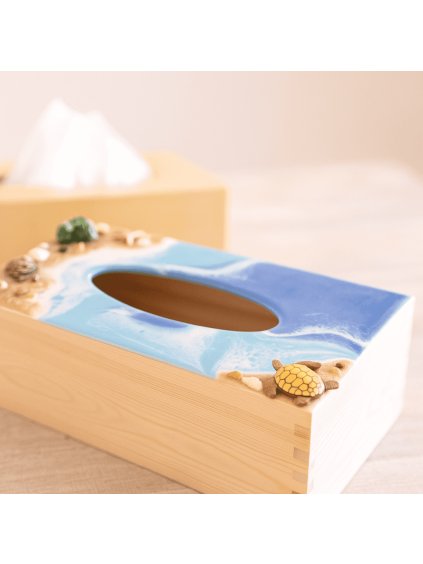 Obyčejný box na kapesníky? Tento rozhodně ne. Boxy z pryskyřice jsou malé umělecké objekty, které promění každodenní věc v estetický zážitek.