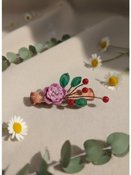 Spona Podzim do vlasů – exkluzivní ručně háčkovaný šperk, který promění váš účes v romantický podzimní příběh.