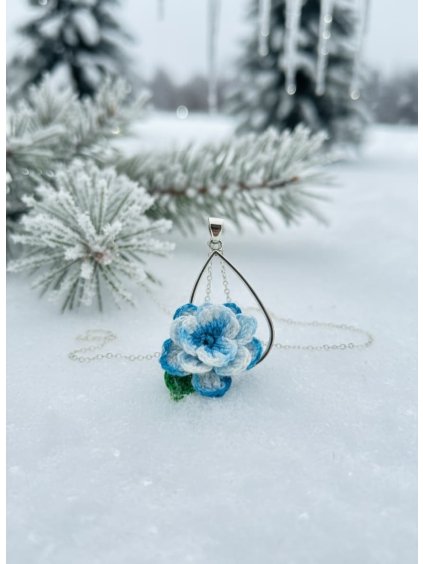 Objevte sílu své ženské podstaty s přívěskem, který v sobě nese tisíciletou symboliku lásky, krásy a vnitřní síly.  Tento výjimečný šperk s motivem růže vám každý den připomíná, že jste královnou svého vlastního života - krásnou, silnou a hodnou lásky. Nosíte-li ho, cítíte se elegantně, sebevědomě a propojená se svou nejjemnější, ale zároveň nejsilnější stránkou. Je to váš každodenní talisman ženství, který vám šeptá o vaší přirozené kráse a hodnotě.