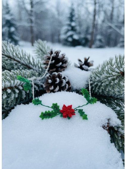 Objevte sílu své vnitřní odolnosti s náhrdelníkem, který v sobě nese tisíciletou moudrost ochrany a naděje.  Tento výjimečný šperk s motivem cesmíny vám každý den připomíná, že vaše krása a síla nikdy nevyblednou - stejně jako věčně zelené listy této posvátné rostliny, které vzdorují i nejtvrdší zimě. Nosíte-li ho, cítíte se chráněná, elegantní a propojená s přírodní moudrostí, která vás provází všemi ročními obdobími života.