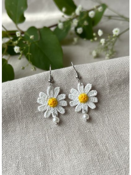 Jemné kopretinové náušnice, které vám připomenou, že i obyčejný den může být lehký a krásný.