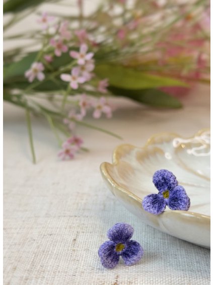 Styling tip Romantický look: kombinujte náušnice Fialka s lehkými letními šaty v pastelových barvách.