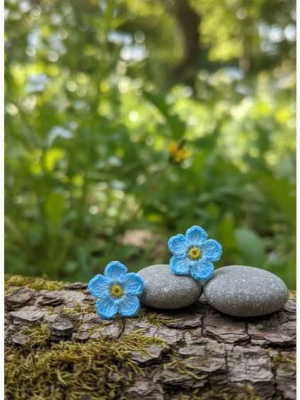 Jemné náušnice inspirované květem pomněnky – symbolem věrnosti, lásky a vzpomínek, které nikdy nevyblednou. Ručně háčkované s něhou pro každodenní radost.