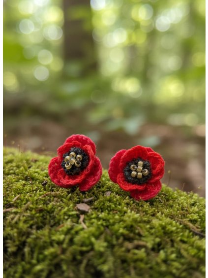 Proč si je zamilujete?  Ručně háčkované květinky: květy háčkuji sama podle svých návodů a inspirace z přírody. Jsou opravdu jemně háčkované tenkou bavlnkou, aby byl tvar co nejvíce reálný. V ČR opravdu unikátní výroba šperků. Kvalita: zezadu jsou květy začištěny a přišity háčkovaným kolečkem, aby se vše začistilo a aby se vám květy nikdy neuvolnily od náušnice. Budete nosit opravdu lehké náušnice, které neucítíte ani po celém dni na uších. Ať už budete kdekoliv, budete mít naprostý originál. Jsou barvené textilní barvou, takže se nemusíte bát, že by barva pustila a zabarvila vám oblečení. V balení najdete i náhradní gumové zarážky, kdyby vám kovové neseděly nebo se ztratily. Jejich údržba je opravdu jednoduchá. Při zašpinění jednoduše očistíte mýdlovou vodou a lístky vyrovnáte. komponenty z chirurgické oceli jejíž předností je nečernání, odolnost vůči poškrábání a je hypoalergenní