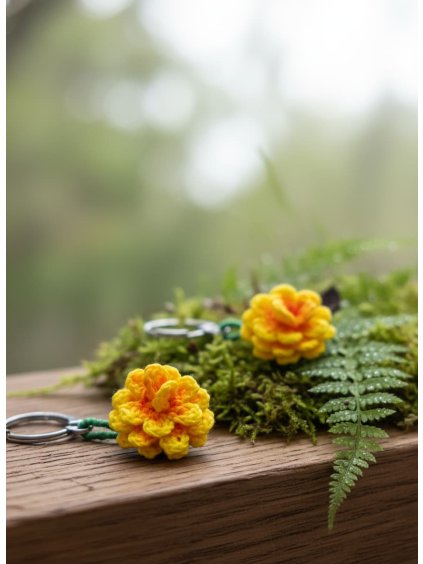 Visací náušnice Aksamitník – šperk plný energie a radosti, který rozzáří každý den stejně jako slunce v pozdním létě.