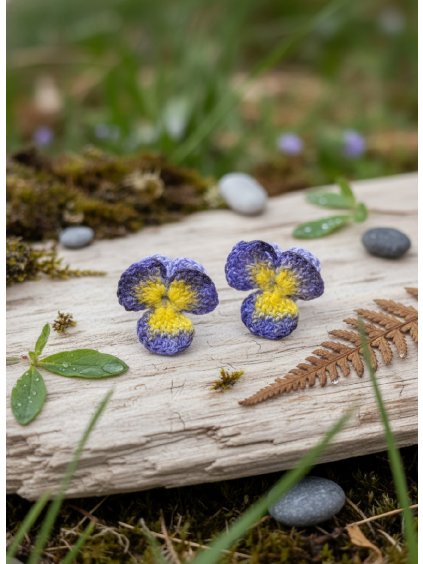 Každá maceška je jedinečné dílo ruční práce a háčkování. Zdobí nejen vaši krásu, ale vyjadřuje i sílu a přírodu, kterou tak milujete.
