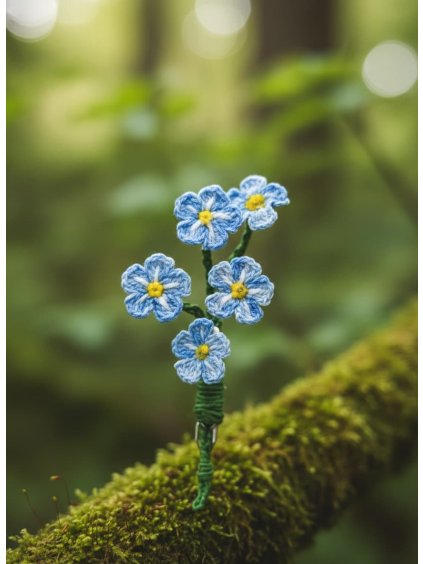 Připněte si tuto exkluzivní brož s pomněnkami a získejte nejen eleganci, ale také v sobě probudíte jemné emoce a vzpomínky.