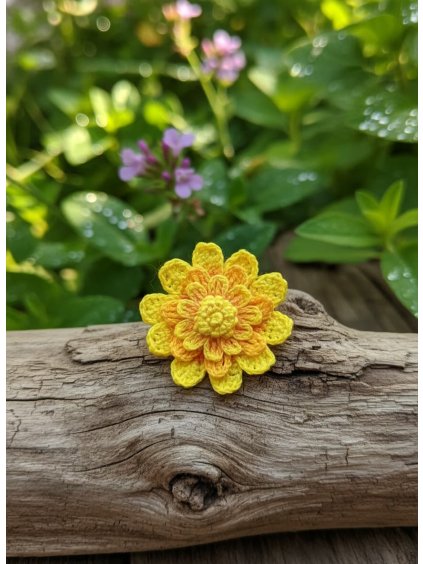 Každá brož ve tvaru měsíčku lékařského představuje krok k podpoře v boji proti rakovině.  Vyjádřete podporu těm, kteří bojují s touto nemocí a také připomeňme, jak je důležité podpořit výzkum a léčbu rakoviny.  Její detaily jsou pečlivě a s láskou zpracovány s maximální precizností.