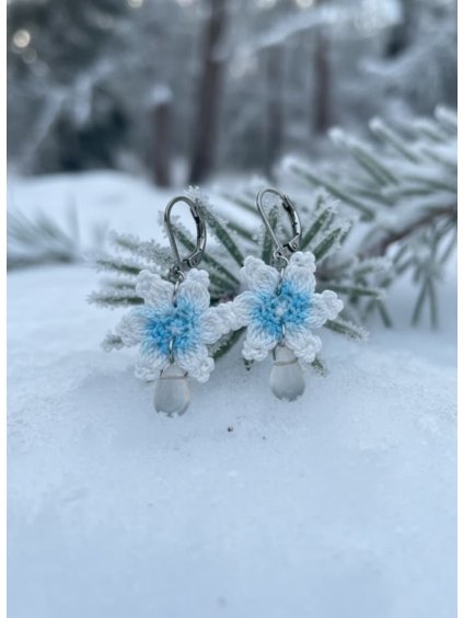 Sněhová vločka v sobě nese hlubokou symboliku transformace a nových začátků. Vzniká vysoko v oblacích, prochází dlouhou cestou a každá její část se formuje podle jedinečných podmínek, kterým čelí. Není to dokonalá metafora pro vaši vlastní životní cestu? Každá zkušenost, každý okamžik vás formuje a činí ještě výjimečnější.