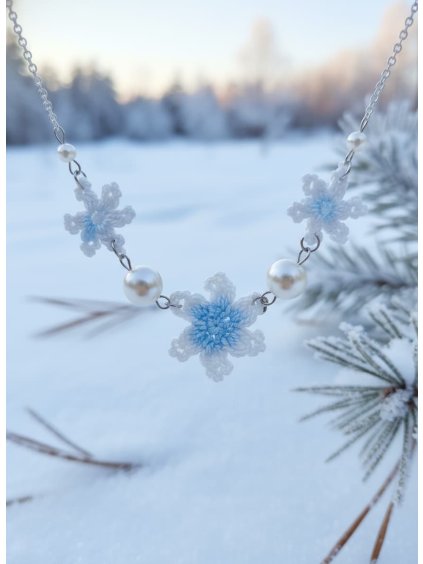 Objevte svou jedinečnost s náhrdelníkem, který vám každý den připomíná, že jste stejně neopakovatelná jako sněhová vločka. Tento jemný šperk vám dodá pocit vnitřního klidu a tiché elegance, kterou si zasloužíte nosit. Cítíte se s ním výjimečně a harmonicky, jako by vám příroda sama šeptala o vaší kráse.