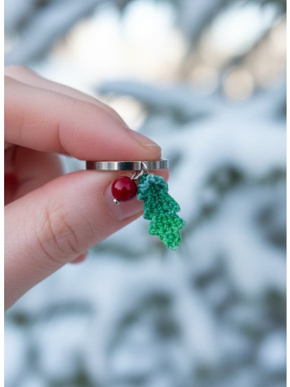 Objevte sílu své vnitřní ochrany s prstenem, který spojuje křišťálovou čistotu s věčnou vitálností cesmíny.  Tento výjimečný šperk vám dodá pocit bezpečí, elegance a spojení s přírodní moudrostí. Nosíte-li ho, cítíte se silná, chráněná a v harmonii se svou pravou podstatou.