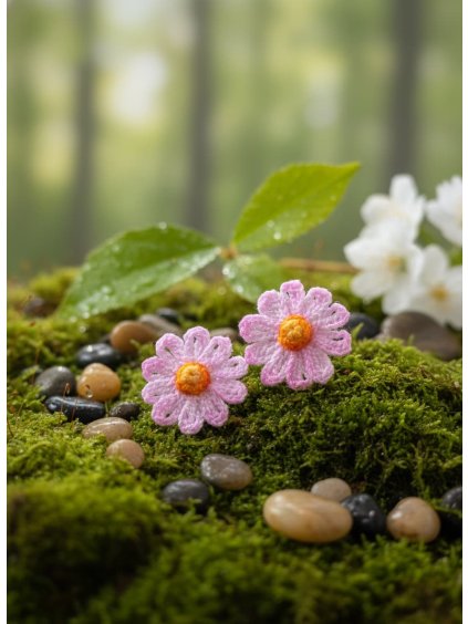 Rozjasněte svůj den a buďte jedinečné s těmito náušnicemi. Kopretiny jsou symboly štěstí a nových začátků a s těmito náušnicemi vykročíte do úspěšného dne.