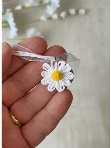 Styling Tip (konkrétní): Vyzkoušejte ho k žlutým letním šatům s tenkými ramínky – bílá kopretina na řetízku krásně zazáří na pokožce a vytvoří jemný kontrast se sluneční barvou šatů. Dokonalá kombinace na letní oslavu, piknik nebo procházku po městě s přáteli.