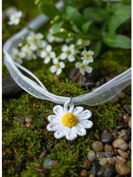 Náhrdelník Kopretina – něžný šperk, který připomíná čistotu, radost a lehkost léta. Ručně háčkovaný detail, který rozzáří každý den.
