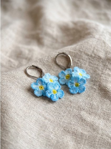 Visací náušnice Pomněnky – něžný symbol lásky, věrnosti a vzpomínek. Ručně háčkovaný šperk, který Vám připomene, co je v životě opravdu důležité.