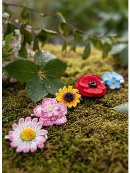 Představte si, jak jemná květinová mini brož ozdobí váš outfit a stane se osobním talismanem, který vyjadřuje vaše touhy a emoce.