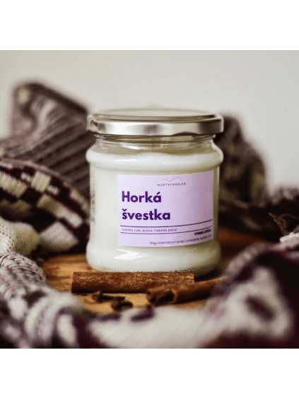 Ponořte se do teplého a uklidňujícího aroma, které váš prostor naplní jemnými tóny švestky, růže a skořice. Perfektní pro chvíle relaxace a vytvoření útulného prostředí v kterémkoliv ročním období.