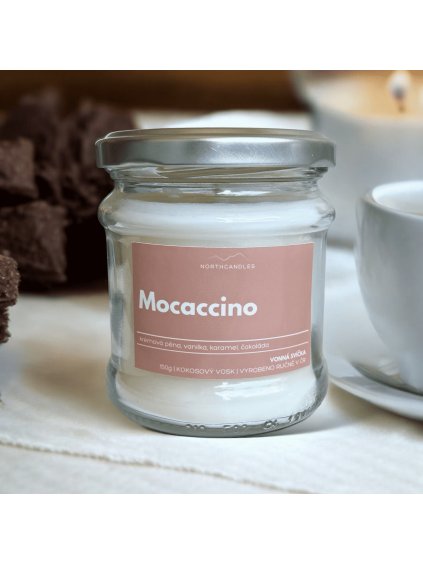 Jemná vůně, která vás okamžitě přenese do útulné kavárny. Představte si, že vcházíte do místnosti, kde se line aroma čerstvě ušlehané krémový pěny, jejíž jemnost dokonale doplňuje sladká a hřejivá čokoláda. Tato sladkost je harmonicky vyvážena karamelovým a vanilkovým akcentem, který se pomalu rozplývá a dává celé vůni plnost a hloubku.