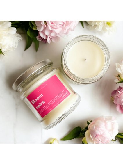 Zahalte svůj prostor do neodolatelné vůně pivoněk, růží a sladkých čokoládových pralinek. Užijte si tuto dokonalou harmonii vůní, které vytvoří magickou atmosféru plnou uvolnění a pohody.