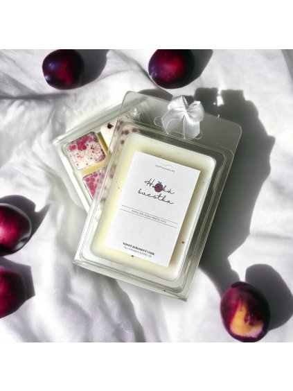 Ponořte se do teplého a uklidňujícího aroma, které váš prostor naplní jemnými tóny švestky, růže a skořice. Perfektní pro chvíle relaxace a vytvoření útulného prostředí v kterémkoliv ročním období.