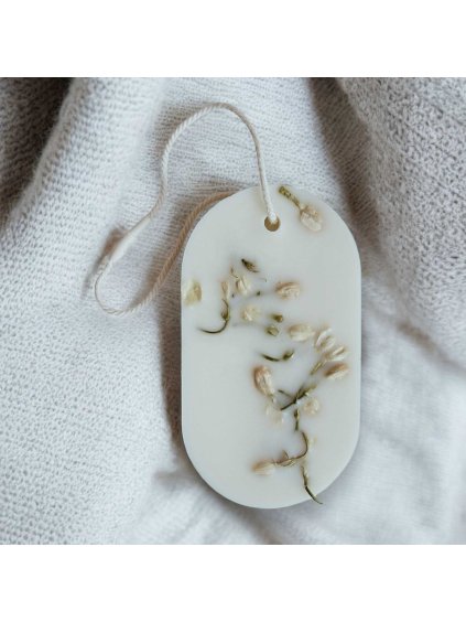 Sojový vosk s vůní jasmínu k zavěšení a provonění šatníku.  Až vůně zeslábne, placku můžete rozlámat a rozpustit v aromalampě.