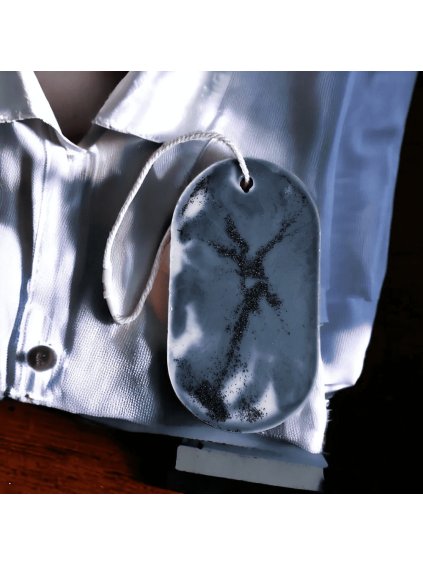 Sojový vosk s vůní tabákových listů a lesního medu k zavěšení a provonění šatníku. Až vůně zeslábne, placku můžete rozlámat a rozpustit v aromalampě.