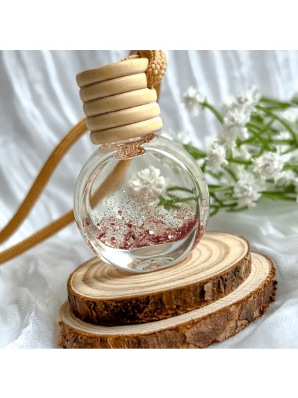 Objevte luxus a eleganci s vůní inspirovanou ikonickým parfémem La Vie est Belle od Lâncome. Harmonická kombinace jasmínu a černého rybízu vás očaruje.