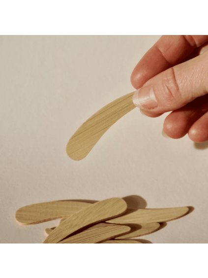 Naše kosmetika je navržena tak, aby byla bezpečná a hygienická i při nabírání prsty – díky tomu, že neobsahuje vodu, se v ní nemnoží bakterie. Pokud ale preferujete jiný způsob aplikace, máme pro vás elegantní a praktické řešení – bambusovou špachtličku.