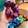 A ty barvy! Každá scrunchie má svůj příběh – jemné pastelové tóny, syté barvy, přírodní vzory… vyberte si tu, která vás nejvíc vystihuje.