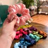Scrunchies – jemné objetí pro vaše vlasy