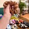 Scrunchie – XL vzory gumičky  Gumičky pro vaše vlasy