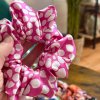 A ty barvy! Každá scrunchie má svůj příběh – jemné pastelové tóny, syté barvy, přírodní vzory… vyberte si tu, která vás nejvíc vystihuje.
