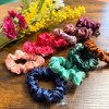 A ty barvy! Každá scrunchie má svůj příběh – jemné pastelové tóny, syté barvy, přírodní vzory… vyberte si tu, která vás nejvíc vystihuje.  Jsou perfektní nejen do vlasů, ale klidně i na ruku jako stylový náramek.