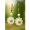 Kopretiny u uší – něžné visací náušnice, které připomenou radost, lehkost a hravost léta. Ruční tvorba s láskou pro ženy, které milují přirozenou krásu.